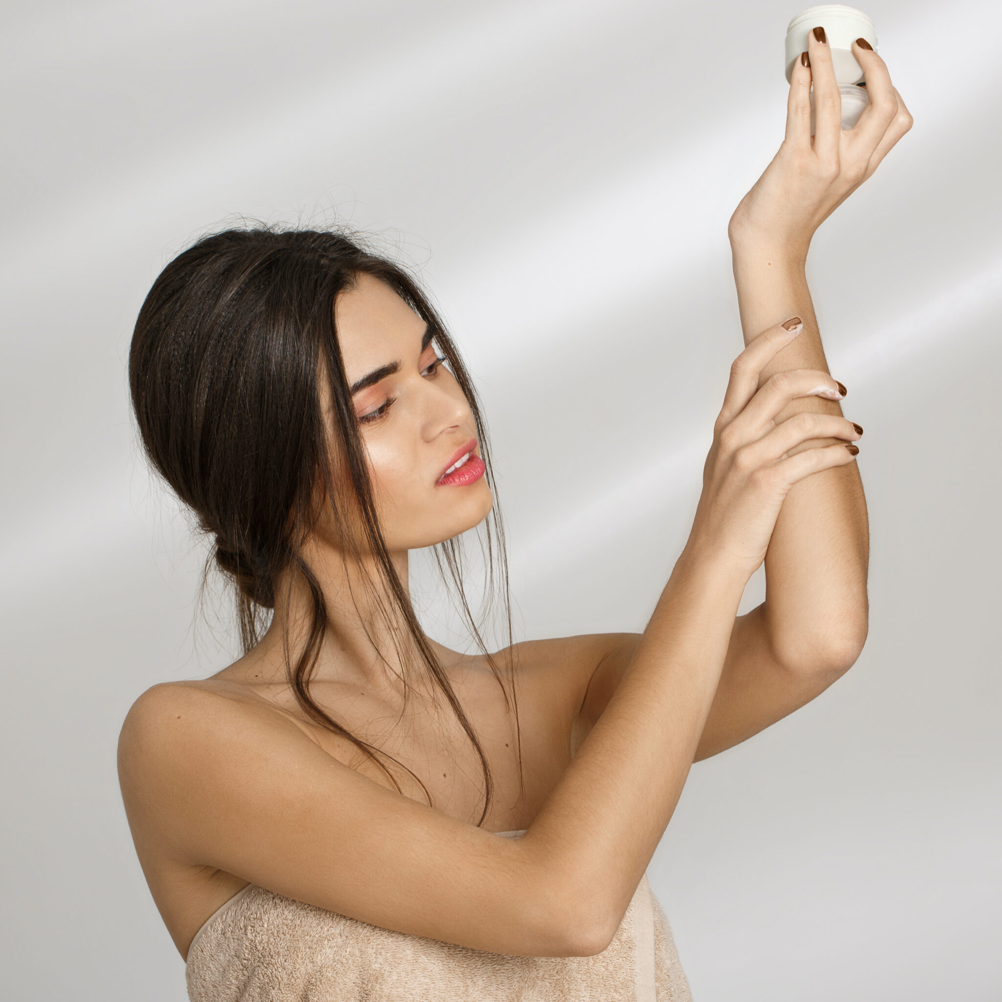 Vajze me produkte nga Dr Clinic Kosova